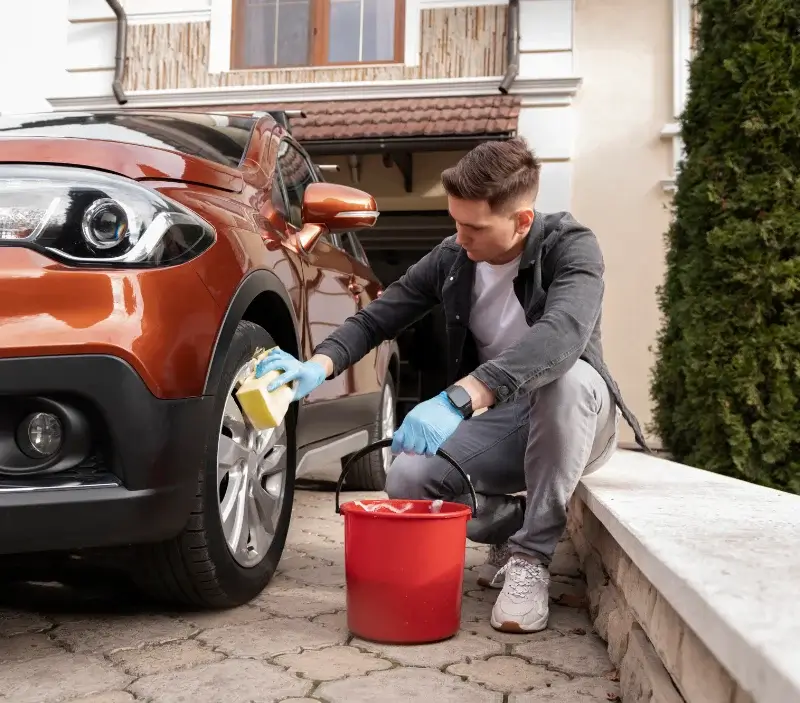 Lavage auto à domicile Cours : professionnel intervenant sur un véhicule